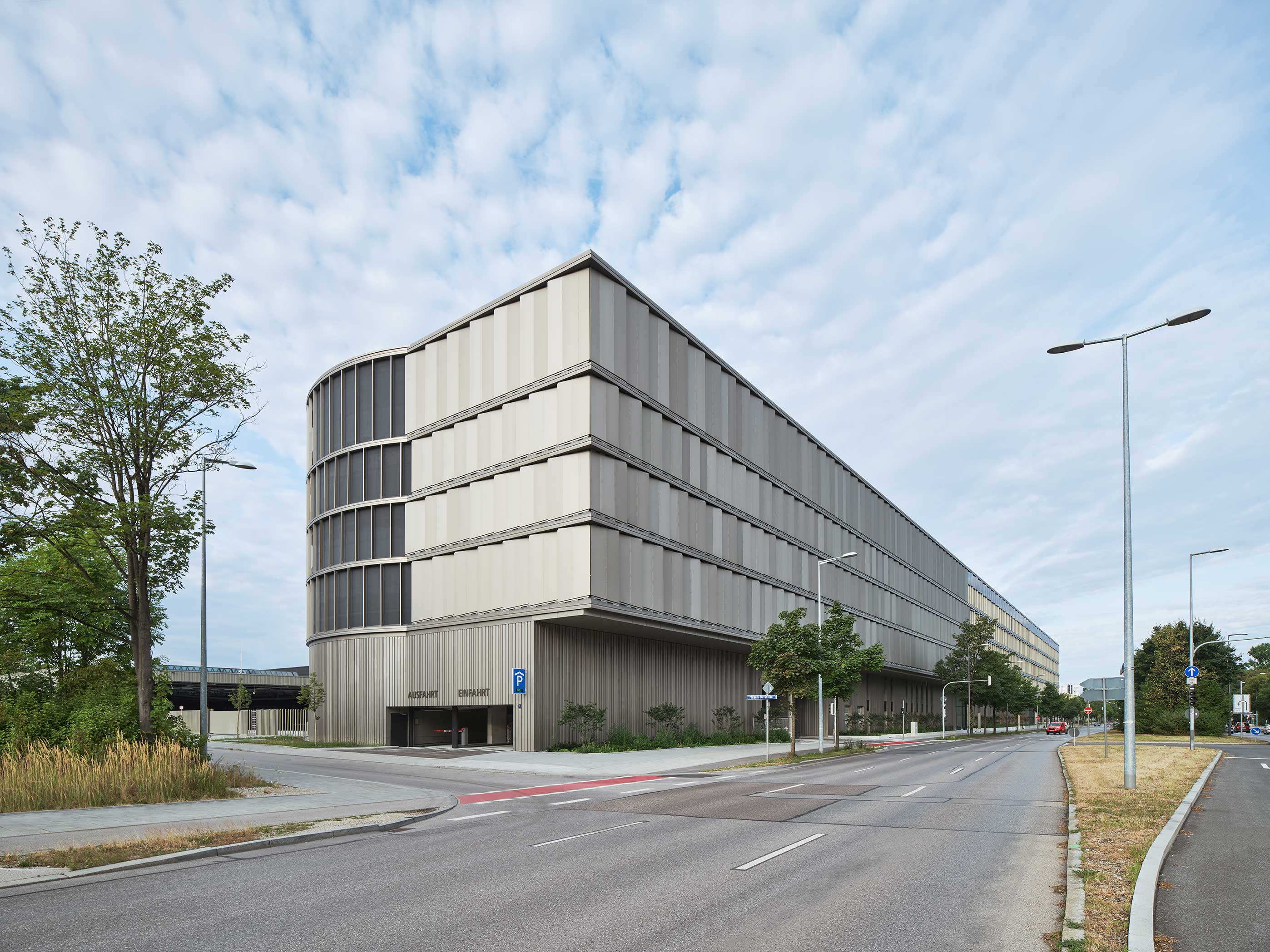 Mantelbau - Einfahrt Hochgarage