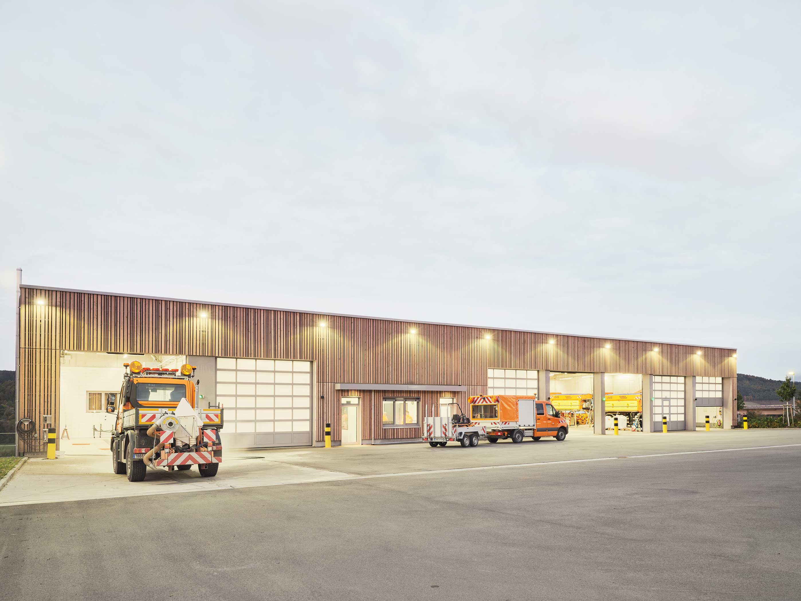 Strassenmeisterei_Tauberbischofsheim_Fahrzeughalle_PLANUNGXGRUPPE_Architekten