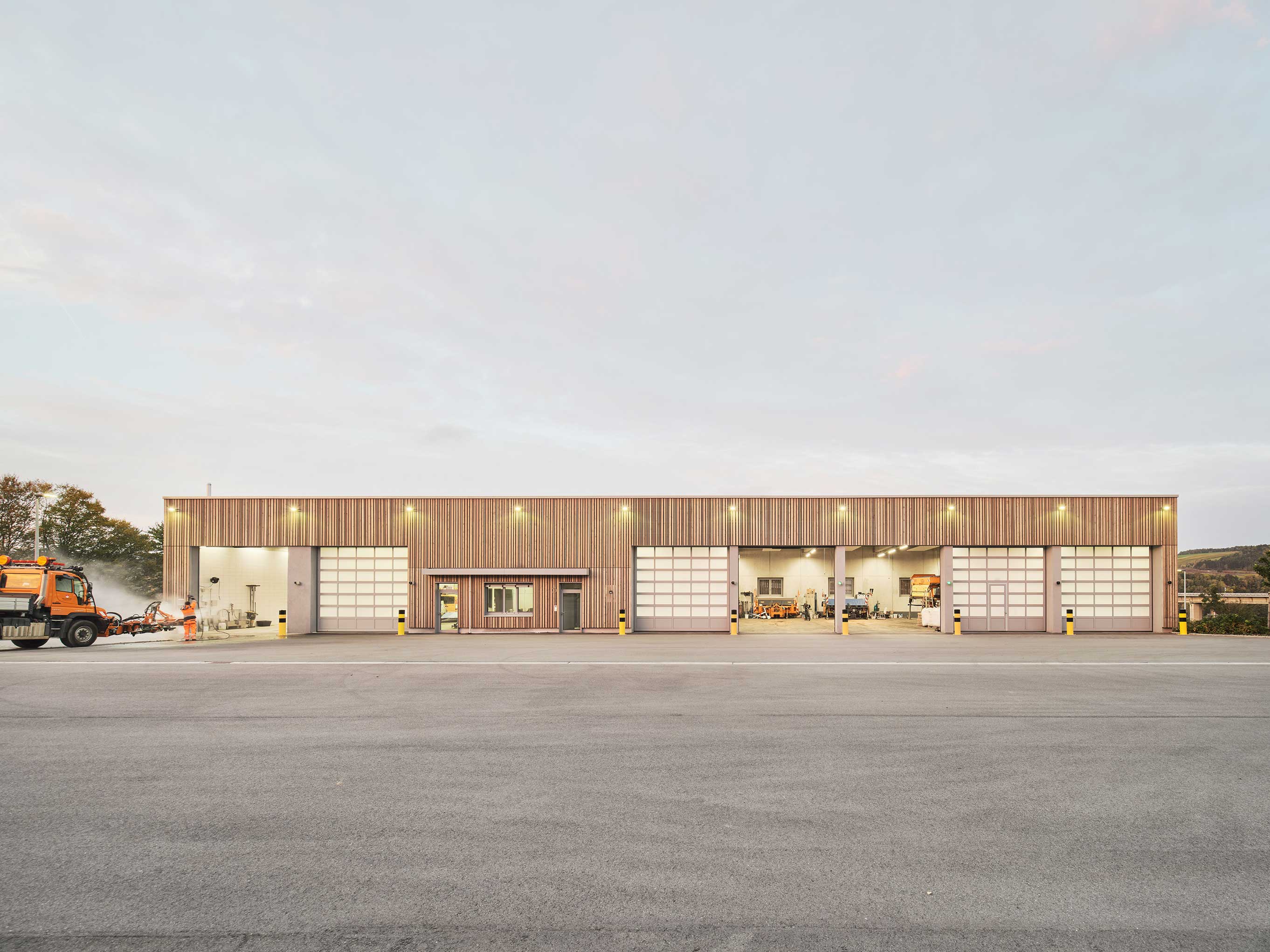 Strassenmeisterei_Tauberbischofsheim_Fahrzeughalle_PLANUNGXGRUPPE_Architekten